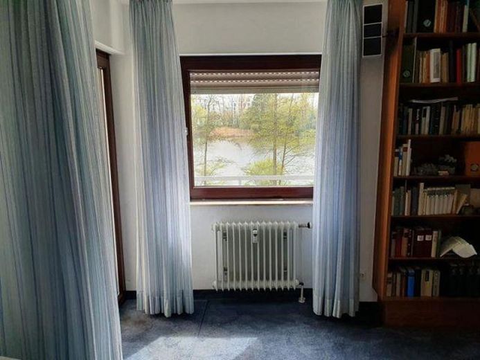 Wohnzimmerfenster mit Seeblick