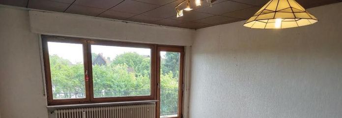 Piso de 3 habitaciones con balcón orientado al sur y jardín en una zona tranquila de Neuwied-Feldkirchen – Geräumiges Wohnzimmer