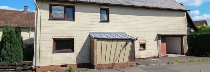 Einfamilienhaus mit Garten, Garage und Ausbaupotenzial in naturnaher Lage von Ulrichstein
