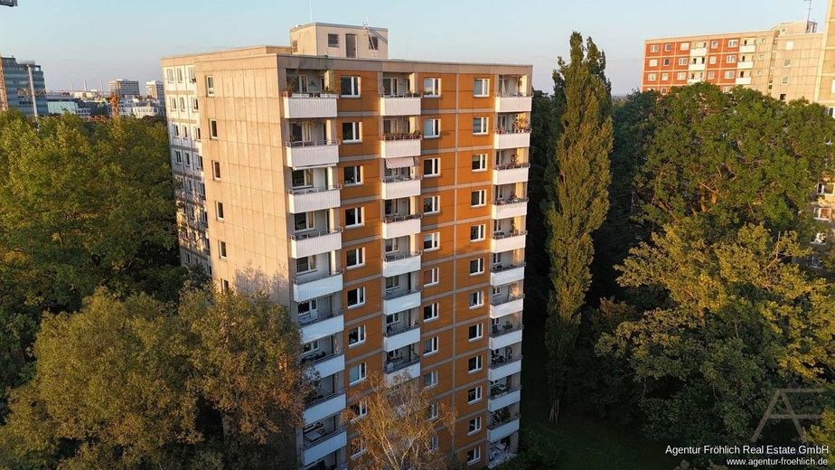 Investimento immobiliare nella Parkstadt Bogenhausen - moderno appartamento di 3 locali ristrutturato con contratto di locazione in essere – 240427022_Front_Air_WEB