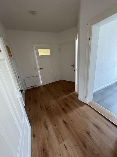 Işıkla dolup taşan 3 odalı daire, balkon ve modern banyo ile – Flur