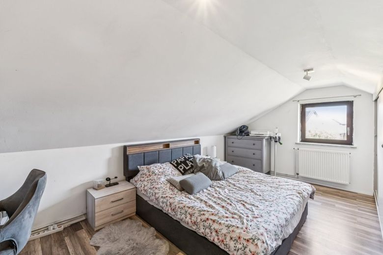 Großes Einfamilienhaus mit Einliegerwohnung, Garage, Carport, Keller und Kamin – DG Schlafzimmer