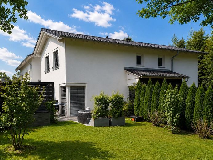 Exklusives Einfamilienhaus mit Keller und sehr großem Grundstück – Foto 2