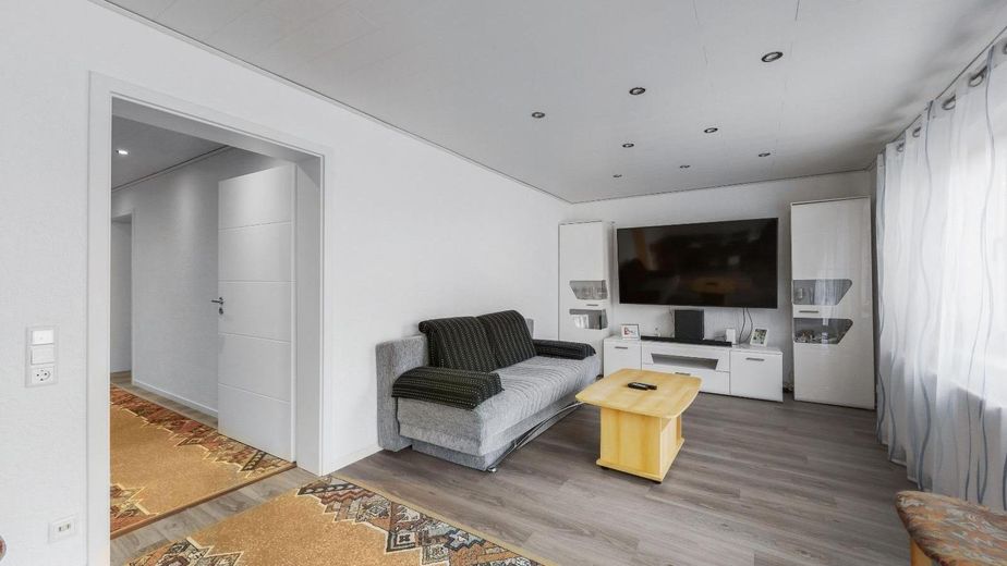 Groot een- tot tweegeneratiehuis met balkon, terras en garage – Wohnzimmer Untergeschoss