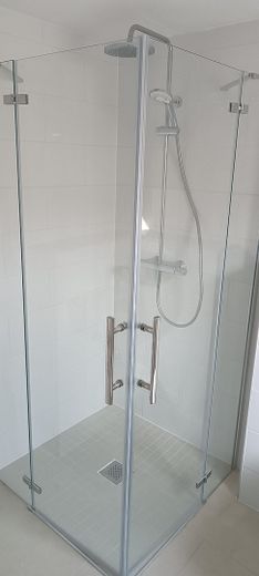 Frisch sanierte 2-Zimmer-Wohnung mit Einbauküche & neuem Kühlschrank in Aken (Elbe) – 1. OG, 37 m² – Duschkabine