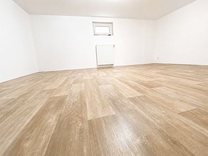 Bez prowizji: Nowoczesny środkowy dom szeregowy (rok budowy 2019) o powierzchni 163 m², z ogrodem, studiem i tarasem na dachu – Kellarzimmer