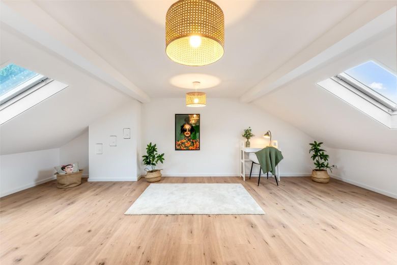 Frisch renoviertes Familienglück mit 5 Zimmern und Garten in Bremen-Vegesack – Schlafzimmer 3 im DG