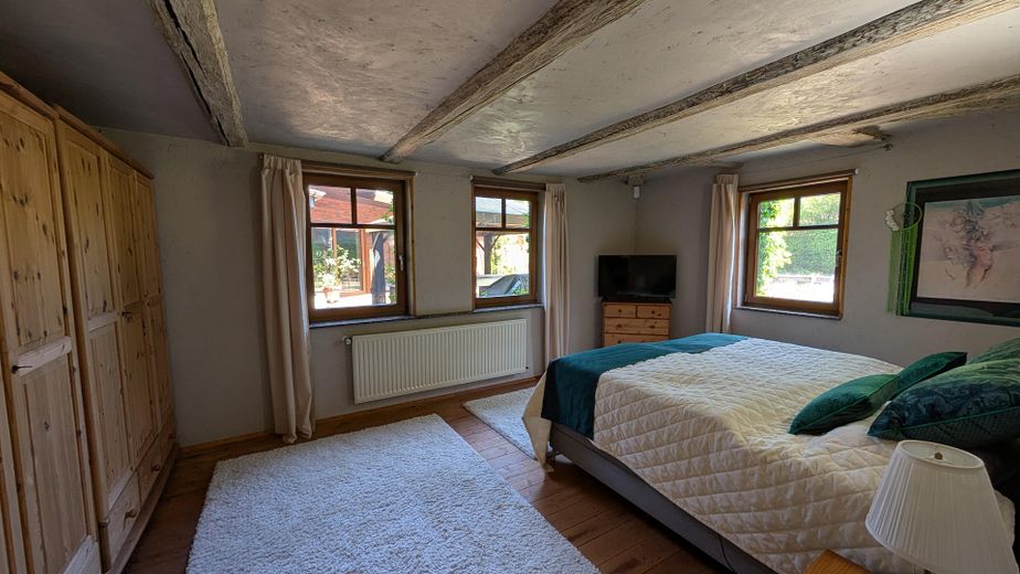 Jeden Tag wie im Urlaub: Wundervolles Landhaus mit Hallenbad, Naturbadeteich und Mieteinnahmen – Schlafzimmer
