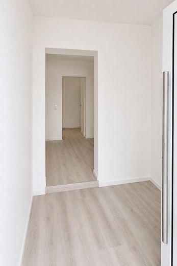 Apartamento dúplex renovado de 2 habitaciones con cocina, baño y plaza de aparcamiento en Lingenfeld – Eingang