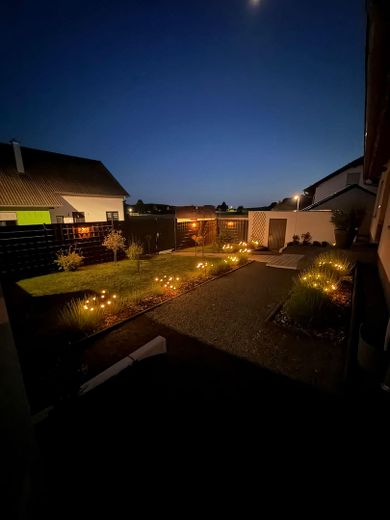 Casa unifamiliare moderna con qualità da nuova costruzione (anno di costruzione 2021), vista panoramica libera, aria condizionata e 3 posti auto in garage – Abendstimmung vorne