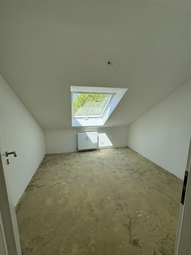 Sanierte 3-Zimmer-Dachgeschosswohnung mit Dachterrasse und Tiefgaragenplatz – Kinderzimmer