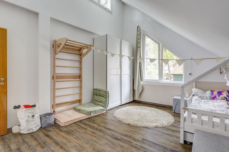 Doğal çevreyle uyumlu arsada, ahşap karkas yapı tekniğiyle inşa edilmiş müstakil aile evi – Kinderzimmer / Schlafzimmer 3