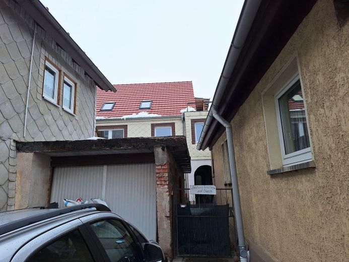 Haus Außen mit Garage