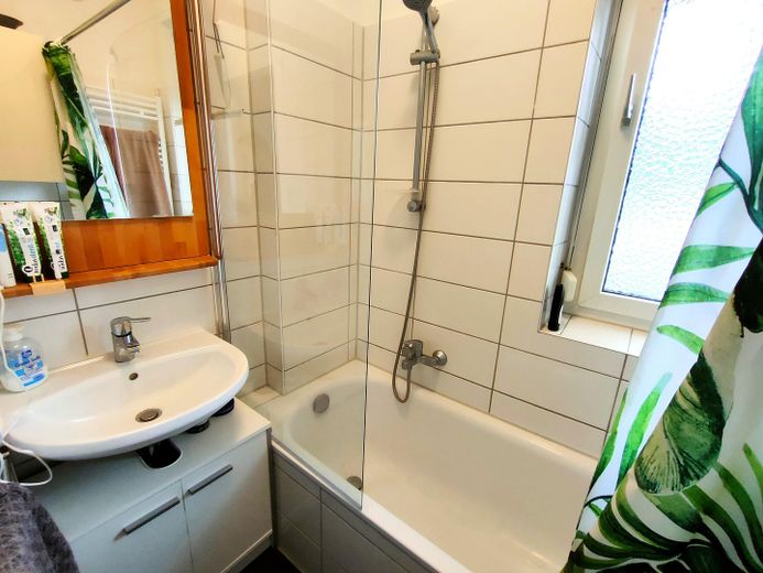 2-Zimmerwohnung mit Balkon in Frankfurt - Eschersheim | zur Miete – Badezimmer mit Handtuchheizung
