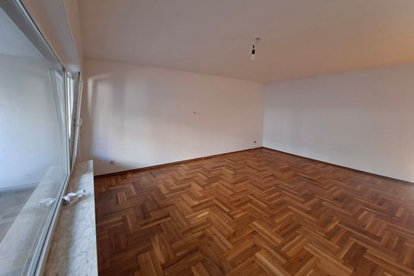 Ampio appartamento di 2 locali con balcone e parquet – ca. 91 m² in posizione centrale a Schotten