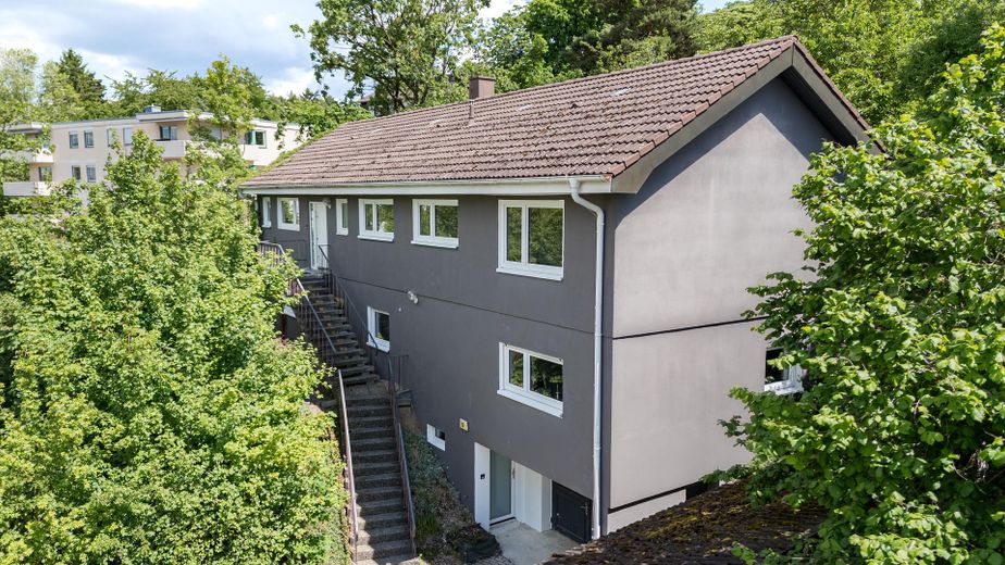 Großzügiges Familienhaus in Traumlage – Einliegerwohnung unterstützt die Finanzierung – Westansicht inkl. Eingang