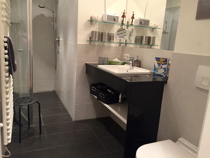 Baltic Sea luxury holiday apartment in Villa Bernstein directly by the sea, 1st line, 1AAA, modern investment property – Hochwertige Badausstattung 