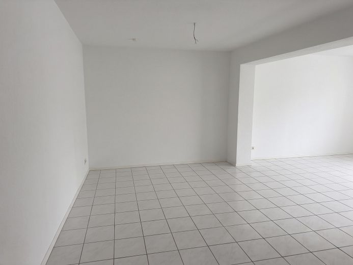 Bright, modern 1.5-room apartment with private entrance in Wächtersbach – Photo 3
