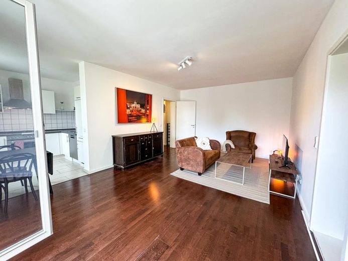 Geräumige 2 Zimmer Wohnung zentral in Prenzlauer Berg – Wohnzimmer