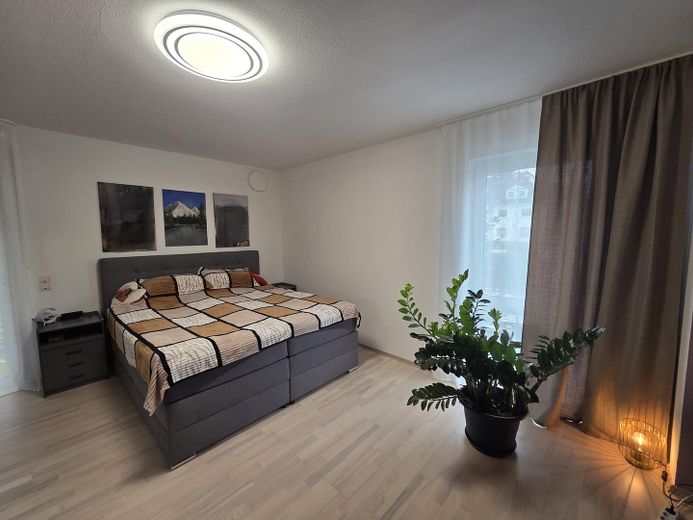 Hausgefühl statt Wohnung: Moderne 3-Zi.-Maisonette mit Garten, Terrasse & Balkon (BJ 2013) – Schlafzimmer