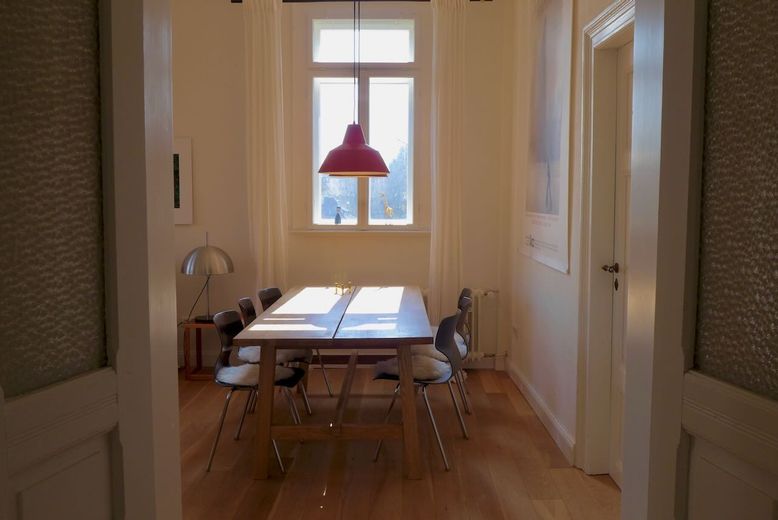 Sanierte bezugsfertige Villa mit Weitblick für Eigennutzung und/oder Kapitalanlage – Esstisch im Wohnzimmer OG