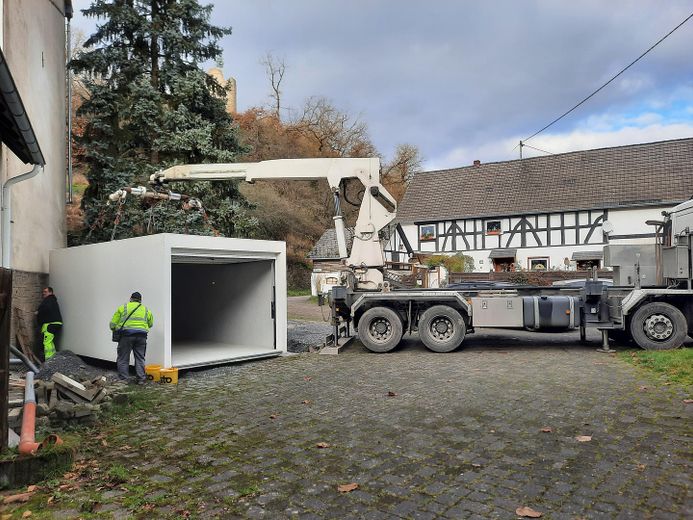 Vollvermietetes Gebäude - DHH als Eigennutz möglich - mit Nebengebäude und neuer Garage – Garage
