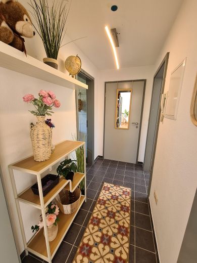 Balkonlu, otoparklı ve yeni doğalgaz kat kaloriferli 3 odalı daire | 50,90 m² – Flur