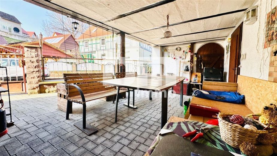 Charmantes Raumwunder in Birkenfelde: Historisches Fachwerk trifft auf solide Moderne – Terrasse / überdacht