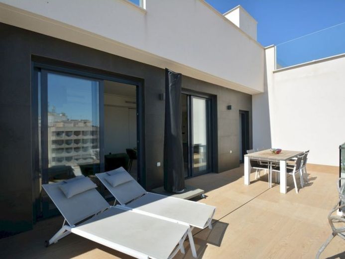 Neuwertige Penthouse-Wohnung mit 2 Schlafzimmern, 2 Bädern, Dachterrasse und Tiefgaragenstellplatz nur 700 m vom Strand – Foto 1