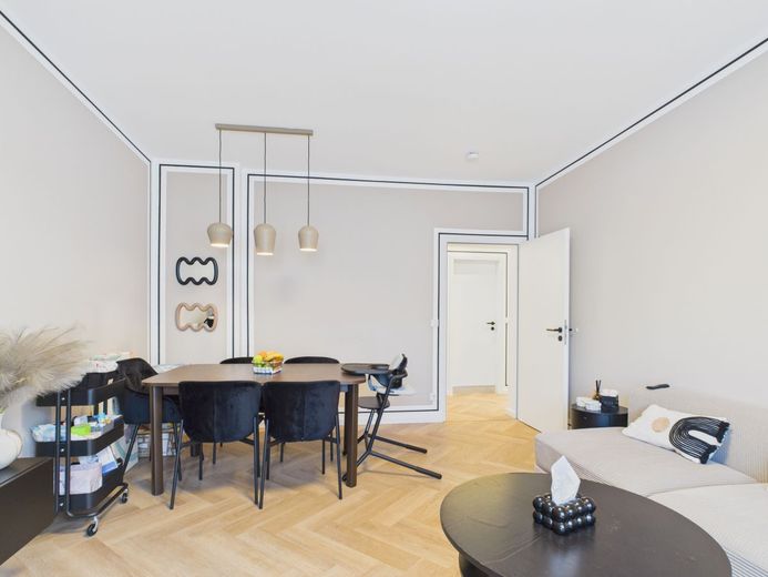bezugsfreie 3 1/2-Zimmer-Wohnung mit Balkon in Charlottenburg, hochwertig möbliert – Wohnzimmer