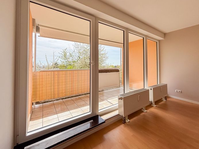 Direkt einziehen und wohlfühlen: helle 3-Zimmer-Wohnung mit Südbalkon und Tiefgarage, WI Nordenstadt – Balkon