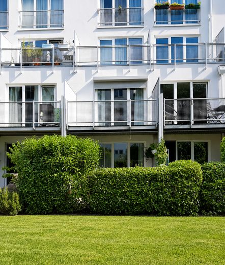 Gepflegte 2-Zimmer-Wohnung mit Südwest-Terrasse, separatem Aufgang und Tiefgaragenstellplatz – Terrassenansicht mit Garten
