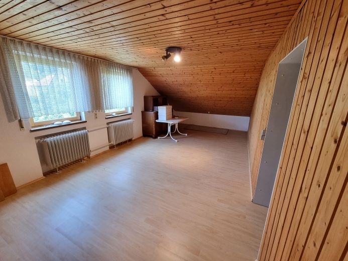 Großzügiges Einfamilienhaus mit 4 Garagen – Provisionsfrei – Ideal für große Familien – DG Gäste/Büro