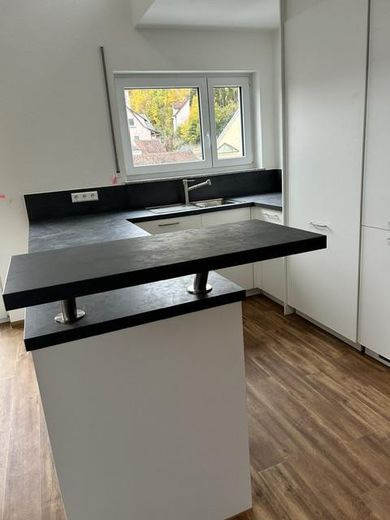 Elegante maisonette di 4 locali con balcone (casa KfW 55) dal 15/11/2026 – Küche Tresen