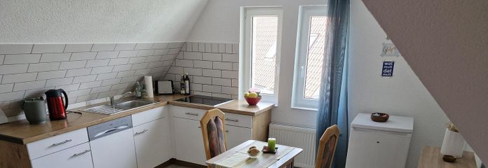 2,5 Zi. DG-Wohnung (auch als WG geeignet) – Küche und Essbereich