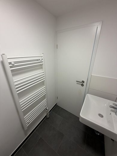 Erstbezug nach Kernsanierung: Moderne 2‑Zimmer Wohnung mit Sonnenbalkon & neuer Einbauküche in Rath – Bad inkl. Handtuchheizung