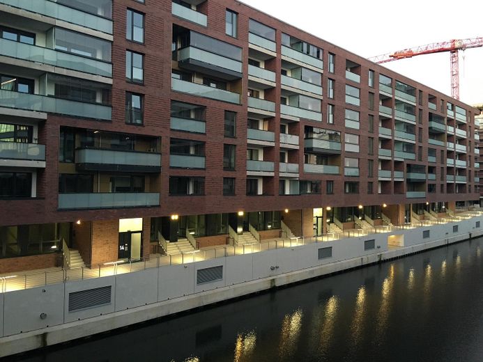 Helle, moderne City Maisonette Wohnung am Kanal – Haus