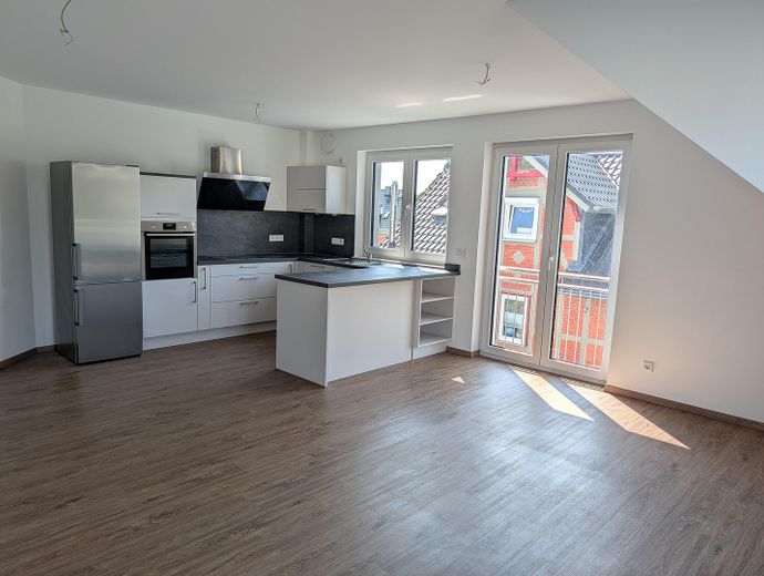 Traumhafte 3-Zimmerwohnung mit Blick zum Herkules – Wohnzimmer Küchenbereich