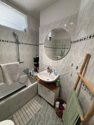 Old-Building Dream in Leipzig-Gohlis Mitte: Spacious 3-room apartment (88 m²) with stylish character – Bad