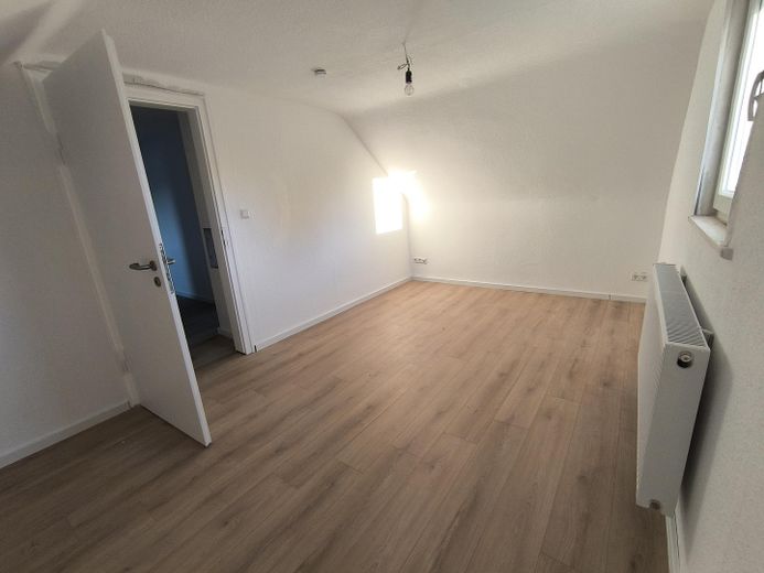 Ihr neues Zuhause: 3 Zimmer, frisch kernsaniert, modern & absolut ruhig gelegen! – Wohnzimmer