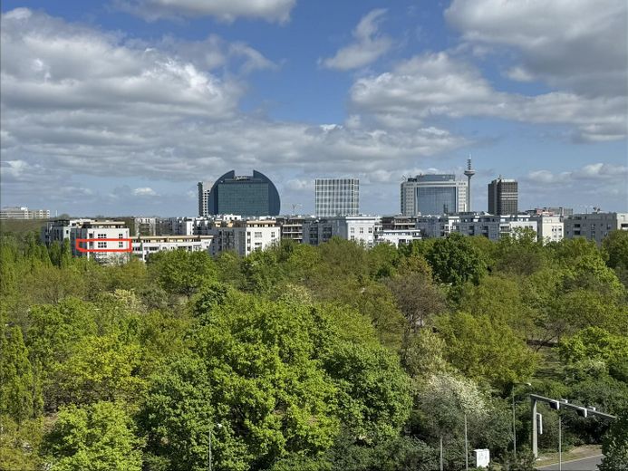 Exklusive, sonnige Familienwohnung - 4-ZKB mit Balkon direkt am Rebstockpark – Blick auf das MFH und Park