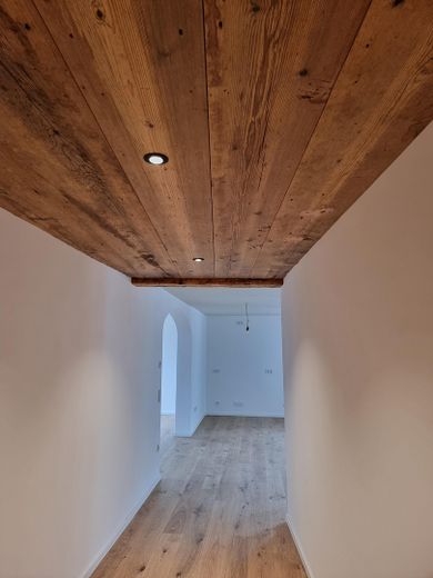 Particolare appartamento penthouse di 5 locali con balcone nel centro storico di Bad Tölz – Blick in Küche und Esszimmer