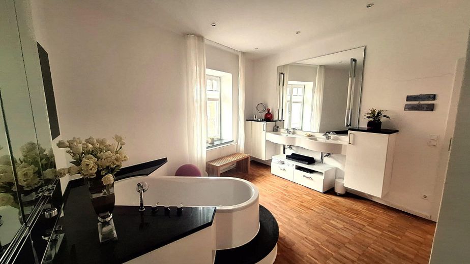 Möblierte, großzügige 2 Zimmer-Wohnung, WG-geeignet, Innenstadt, Südbalkon – Badezimmer