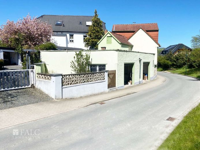 Dorndorf-Steudnitz: Traumgarage mit Haus drumherum: ideal für Schrauber, Bastler, Leute mit Geschick – Straßenansicht Garten