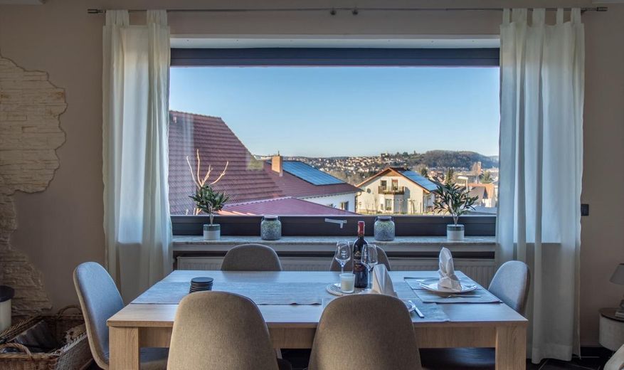 Exklusiver freistehender Bungalow mit Einliegerwohnung, Fernblick, Doppelgarage & großem Garten – Foto 12