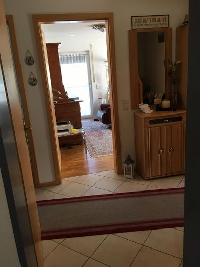 Appartamento di 5 locali con grande terrazza sul tetto a Grafing – Blick ins Wohnzimmer