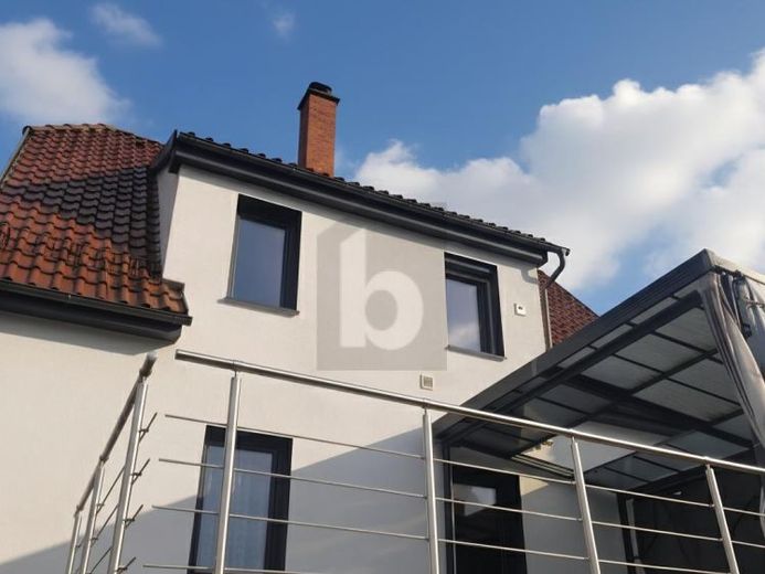 MODERNISIERTES EINFAMILIENHAUS MIT SONNIGEM GARTEN – Foto 1