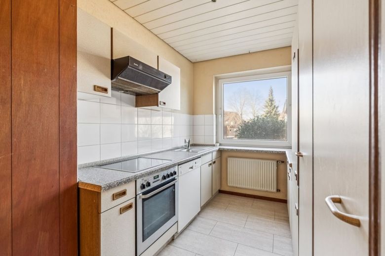 Großes Einfamilienhaus mit Einliegerwohnung, Garage, Carport, Keller und Kamin – EG Küche