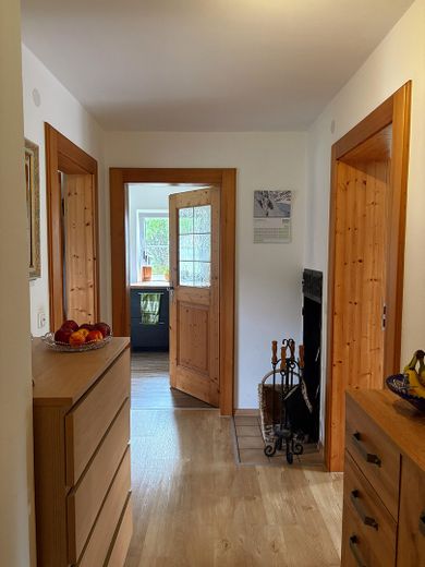 Zweifamilienhaus in Halblech, Ostallgäu – Flur mit Kamin EG