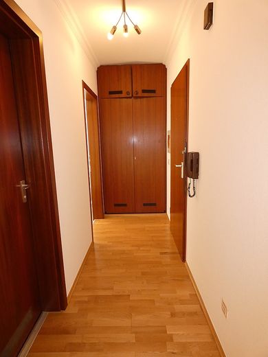 Attraktive und ruhige Wohnung in 95138 Bad Steben. – Flur mit Einbauschrank